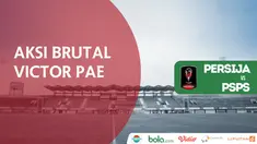 Victor Pae melakukan pelanggaran keras terhadap gelandang Persija Jakarta, Sandi Sute.