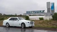 Mekanik bernama Ruslan Mukanov yang sangat ingin memiliki Rolls Royce Phantom.