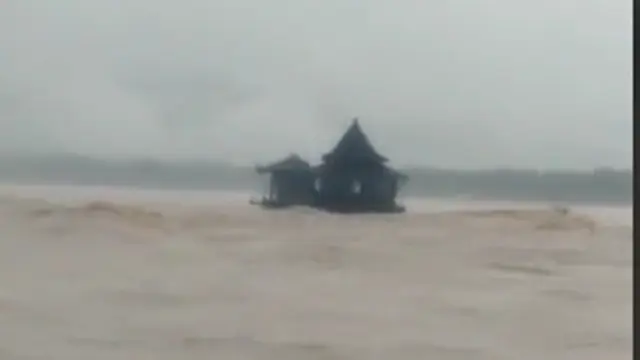 Viral, Video Masjid Apung di Pacitan Hanyut Terbawa Arus ke Laut