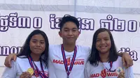 Tiga peraih medali emas Indonesia di hari kedua SEA Age Group Swimming Championship 2019, Azzahra Permatahani, Farrel Armandio Tangkas, dan Adelia, berpose dengan medali yang mereka raih di perlombaan renang junior yang digelar di Phnom Penh, Kamboja, Sabtu (29/6/2019). (Dok. PRSI)
