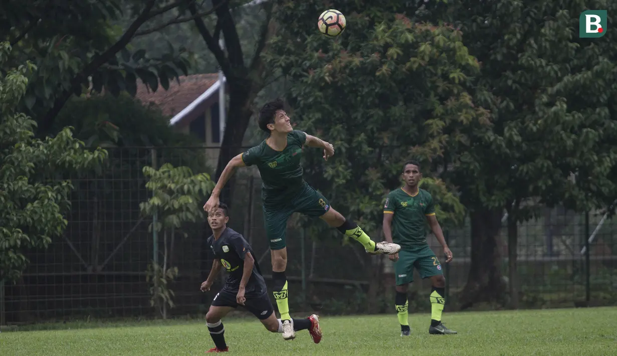 Bek PS Tira, Kim Sang Min, menyundul bola saat melawan Barito Putera pada laga persahabatan di Lapangan Bais, Bogor, Kamis (22/2/2018). PS Tira kalah 1-2 dari Barito Putera. (Bola.com/Asprilla Dwi Adha)