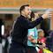Pelatih Venezia, Eusebio Di Francesco memberikan arahan kepada para pemainnya dalam laga lanjutan Liga Italia 2024/2025 melawan Fiorentina di Stadio Pier Luigi Penzo, Venezia, Italia, Senin (12/05/2025) waktu setempat. (AP Photo/LaPresse/Paola Garbuio)