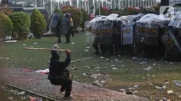 Pihak Kepolisian berusaha menahan aksi massa yang mencoba masuk ke dalam area gedung MPR, DPR, dan DPD RI di Jakarta, Kamis (22/8/2024). (Liputan6.com/Angga Yuniar)