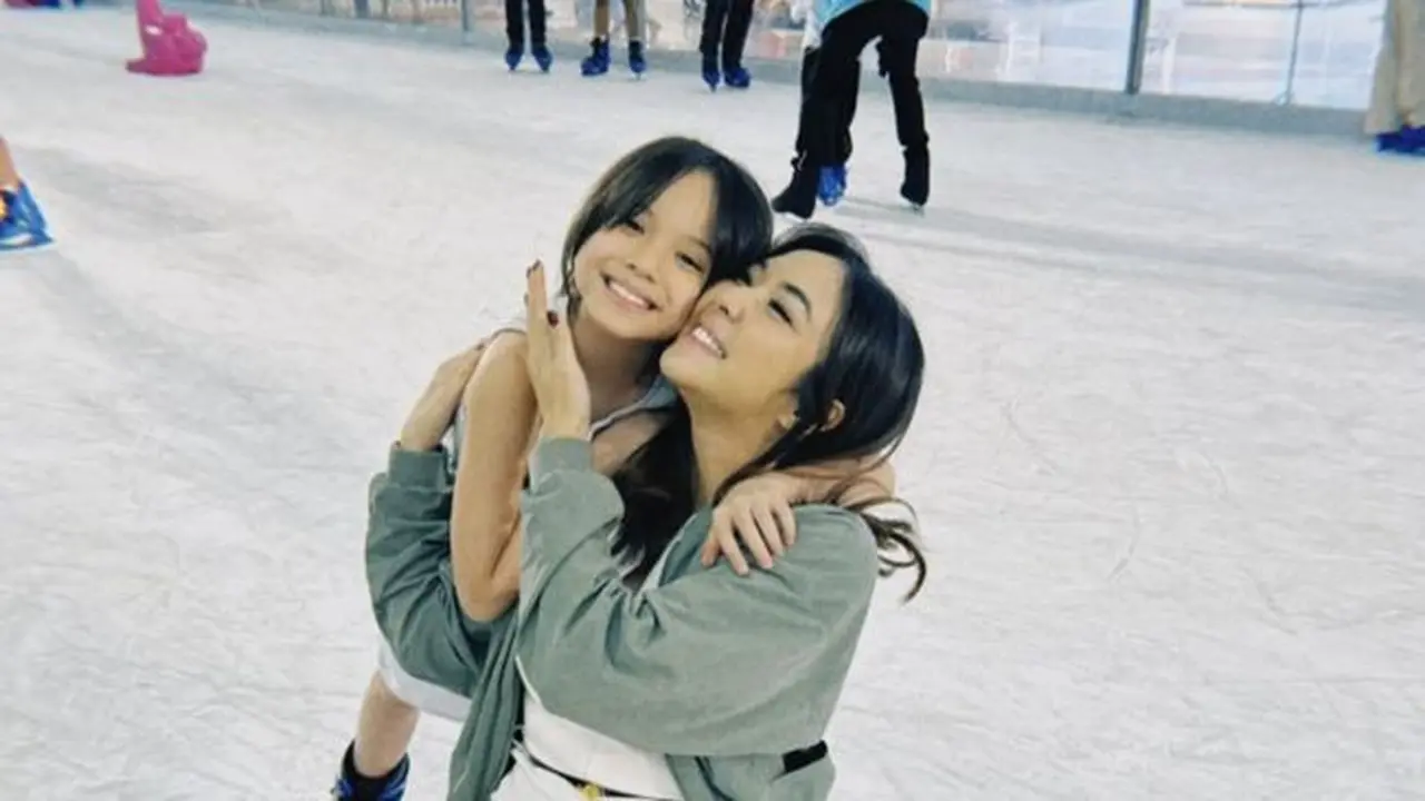 Potret Gisel dan Gempi Kompak Main Ice Skating (credit: https://www.instagram.com/gisel_la/)