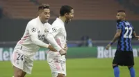 Eden Hazard dari Real Madrid, kanan, merayakan bersama rekan setimnya, Mariano Diaz Mejia dari Real Madrid setelah mencetak gol di Grup B, pertandingan sepak bola Liga Champions antara Inter Milan dan Real Madrid di Stadion San Siro, di Milan, Italia, Rab