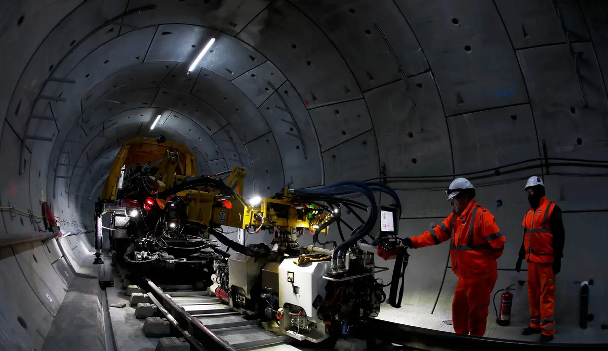 Para pekerja mengoperasikan kendaraan alat berat khusus untuk membuat jalur kereta di Stepney, London timur, Inggris, (16/11). Jalur kereta ini memiliki panjang 118 kilometer. (REUTERS/Stefan Wermuth)