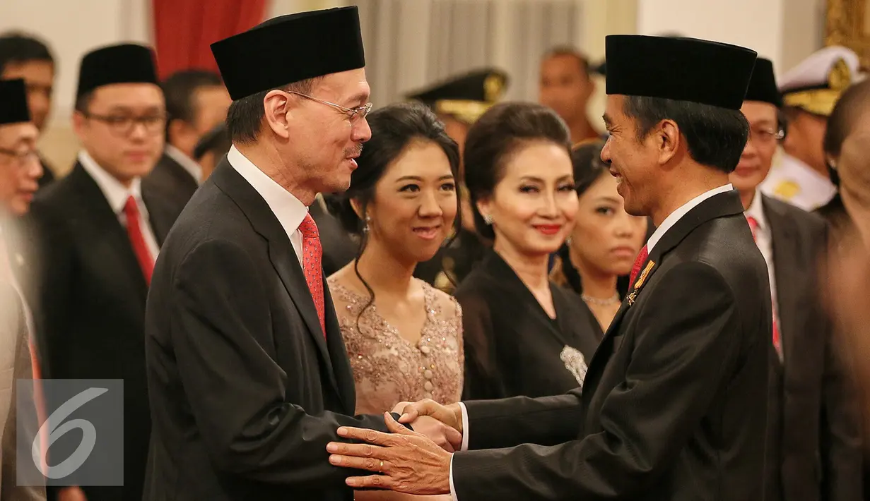 Presiden Joko Widodo memberi selamat kepada Eddy Sariaatmadja sebagai anggota Komisi Ekonomi dan Industri Nasional (KEIN) di Istana Negara, Jakarta, Rabu (20/1/2016). (Liputan6.com/Faizal Fanani)