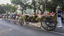 Purna Paskibraka Duta Pancasila 2025 membawa bendera pusaka dan naskah Proklamasi di atas kereta kencana Garuda Prabayaksa dari Monumen Nasional menuju Istana Merdeka dalam Kirab Merah Putih di Jakarta, Senin (17/8/2026). (KLY/ Budy Santoso)