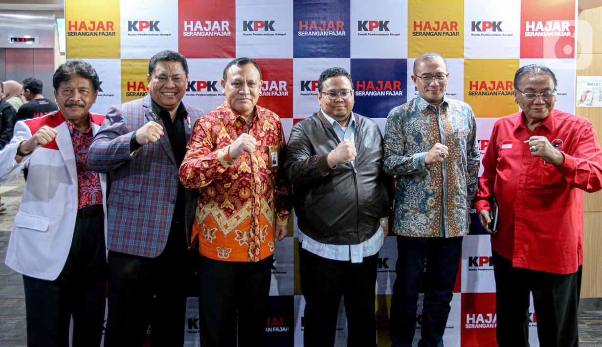 Ketua KPK Firli Bahuri (ketiga kiri), Ketua KPU Hasyim Asy'ari (kedua kanan), Ketua Bawaslu Rahmat Bagja (ketiga kanan) beserta pihak terkait berfoto bersama saat acara peluncuran kampanye Hajar Serangan Fajar di Gedung ACLC C1 KPK, Kuningan, Jakarta Selatan, Jumat (14/7/2023). (Liputan6.com/Faizal Fanani)