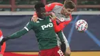 Penyerang Lokomotiv Moscow, Eder berebut bola dengan bek RB Salzburg, Maximilian Woeber pada matchday 5 Grup A Liga Champions di Stadion RZD Arena, Rabu (2/12/20) dinihari WIB. RB Salzburg sukses menang dengan skor meyakinkan 3-1 atas Lokomotiv Moscow . (Maxim Shipenkov/Pool via AP)