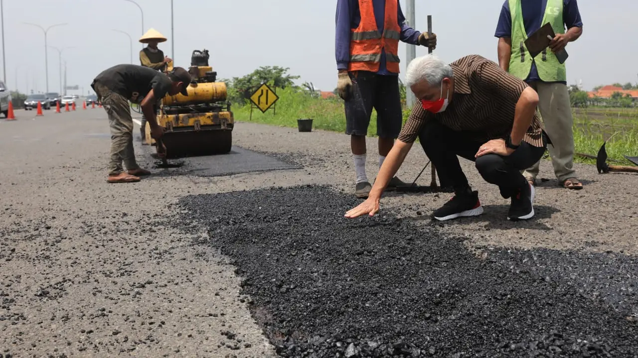 Gubernur Jawa Tengah Ganjar Pranowo mengecek perbaikan jalan tol rusak di Brebes, Selasa (25/1/2022). (Foto: Liputan6.co,/Humas Pemprov Jateng)