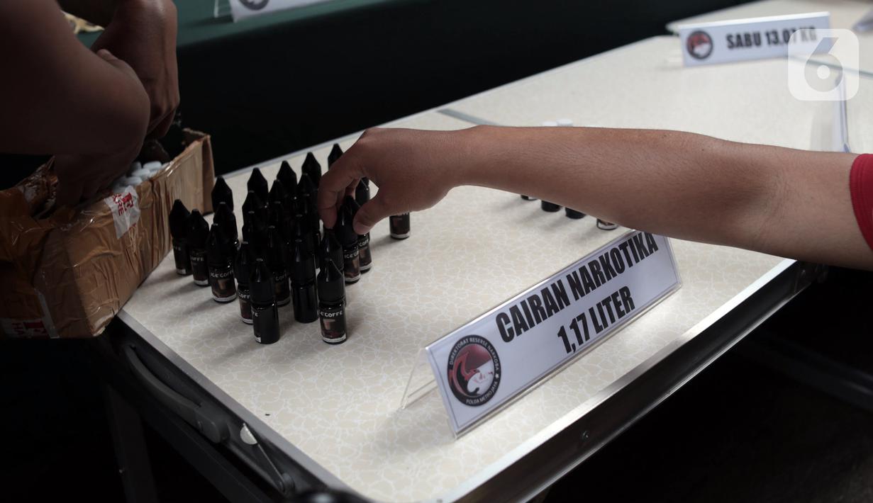 Petugas kepolisian menghadirkan barang bukti narkoba saat rilis hasil Operasi Kewilayahan Nila Jaya 2022 di Mapolda Metro Jaya, Jakarta, Selasa (13/12/2022). Direktorat Reserse Narkoba Polda Metro Jaya bersama Satuan Reserse Narkoba Polres berhasil mengamankan 278 tersangka dari 222 kasus serta barang bukti berupa 13,7 Kg sabu, 147,22 Kg ganja, 2.088 butir ekstasi, 229.759 butir obat baya, 119 gram tembakau sintetis, dan 1,17 liter cairan narkotika dalam Operasi Nila Jaya 2022 yang berlangsung 16-30 November 2022. (merdeka.com/Iqbal S. Nugroho)