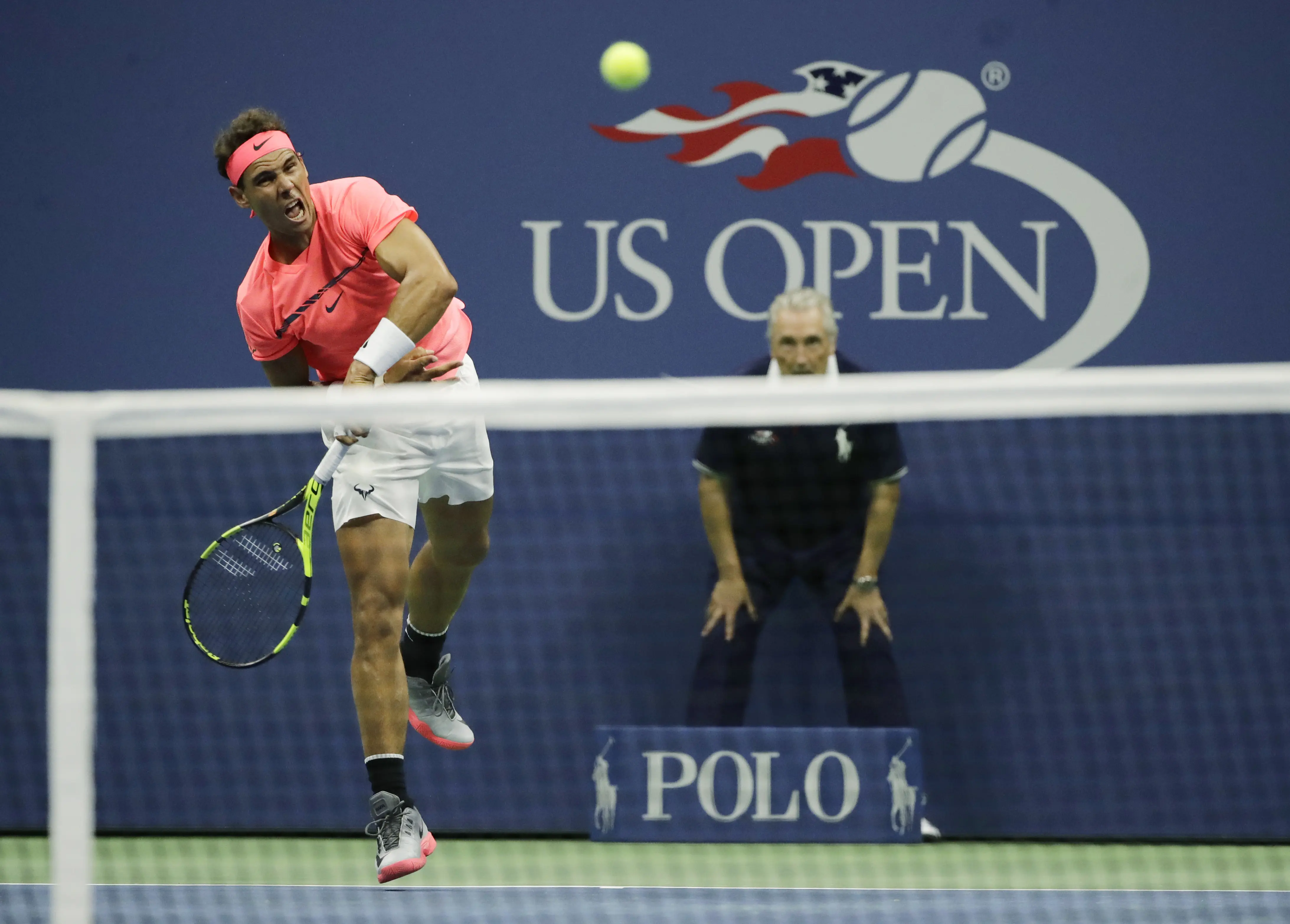 Petenis Spanyol, Rafael Nadal, mengembalikan bola pada pertandingan melawan Dusan Lajovic, pada babak pertama AS Terbuka, Rabu (30/8/2017) dini hari WIB. (AP Photo/Frank Franklin II)