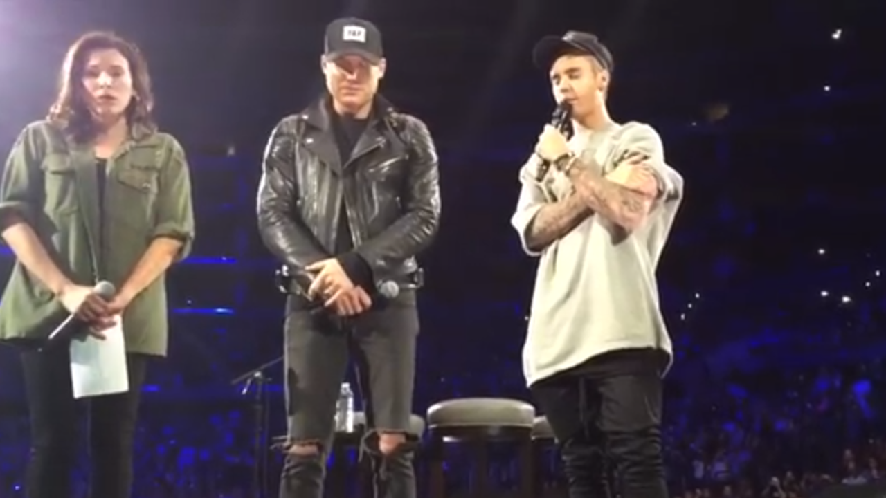 Justin Bieber pimpin doa untuk mendoakan korban teror Paris dan gempa bumi Jepang.