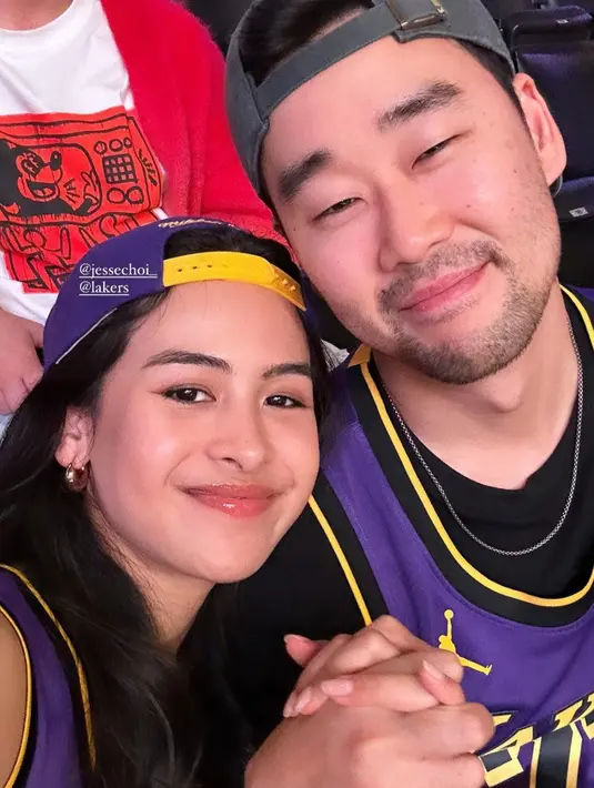 Sementara sang suami Jesse Choi konsisten dengan outfit sporty khas pemain basket [@maudyayunda]