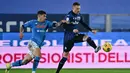 Gelandang Atalanta, Josip Ilicic (kanan) menguasai bola dibayangi bek Napoli, Giovanni Di Lorenzo dalam laga leg kedua semifinal Coppa Italia 2020/21 di The Azzurri d'Italia Stadium, Rabu (10/2/2021). Atalanta menang 3-1 atas Napoli. (AFP/Miguel Medina)