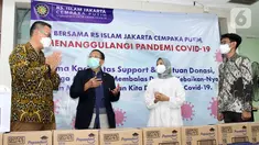 Dirut RS Islam Jakarta Cempaka Putih, Jack Pradono Handojo, Bendahara PERSI Sumaryono Rahardjo, Perwakilan Unilever Indonesia Foundation Ratu Mirah Afifah dan Brand Manager Pepsodent Ario Gautama saat penyerahan secara simbolis Pepsodent Active Defense Senin (05/07/2021). (Liputan6.com/HO/Pepsodent)
