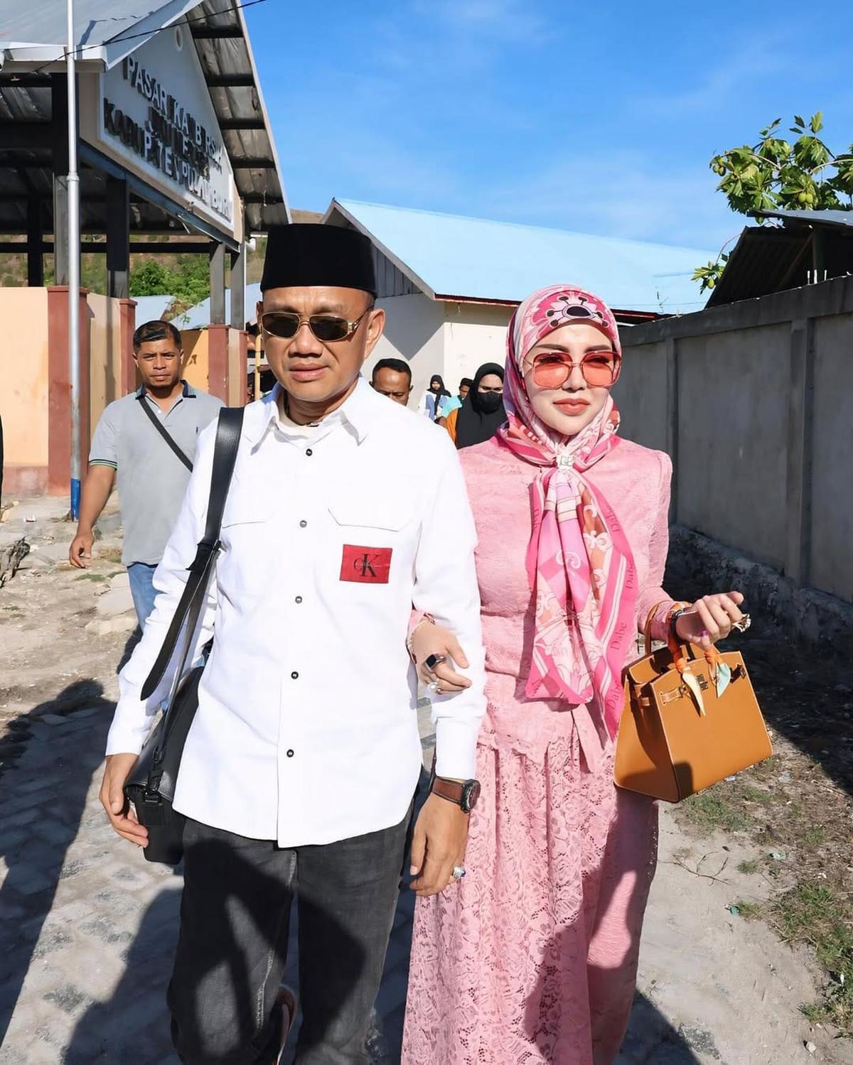Potret Bella Shofie Nyoblos Pilkada Temani Suami Mencalonkan sebagai Bupati Kabupaten Buru