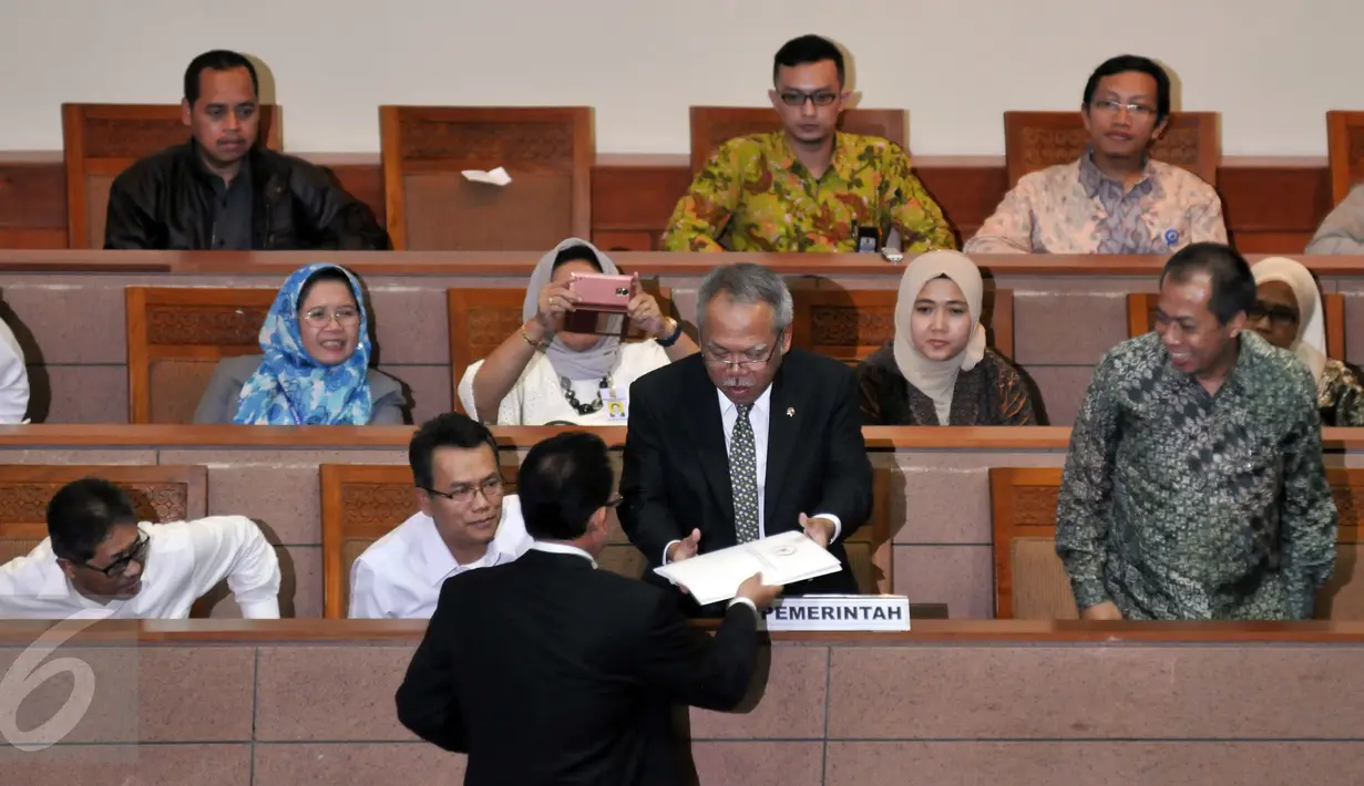 Ketua Pansus RUU Tapera, Yoseph Umar Hadi memberikan pandangan akhir kepada pemerintah yang di wakili Menteri PUPR Basuki Hadimuljono  mengenai Rancangan Undang-Undang Tabungan Perumahan Rakyat (RUU Tapera), Jakarta,  (23/2). (Liputan6.com/Johan Tallo)