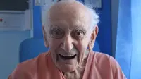  Kini usianya sudah 99 tahun, ia jadi orang tertua di dunia yang melawan kanker. 