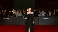 Dian Sastrowardoyo dan Keanggunan Gaun Hitam Wilsen Willim di Festival Film Internasional Busan 2026
