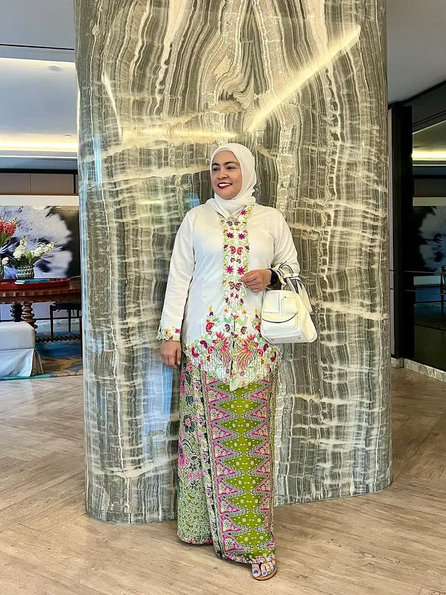 Astrid kuya kenakan kebaya encim hijab
