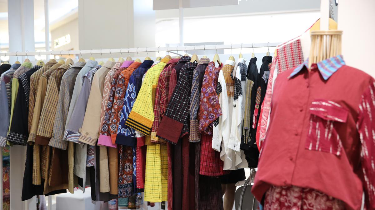 Keindahan Kain Baduy Diperlihatkan Brand Nikhol Hingga ke Luar Negeri