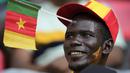 Seorang Suporter Kamerun tersenyum sebelum dimulainya pertandingan sepak bola grup A Piala Afrika 2021 antara Kamerun melawan Burkina Faso di stadion Olembe di Yaounde, Minggu, (9/1/2022). Kamerun untuk kali kedua menjadi tuan rumah Piala Afrika setelah pada 1972. (AP Photo/Themba Hadebe)