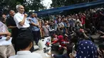 Tim dokter menyampaikan keterangan kepada orangtua yang anaknya menjadi korban vaksin palsu di halaman parkir RS Harapan Bunda, Jakarta, Jumat (15/7). Pihak RS menyatakan peredaran vaksin palsu dimulai dari Maret-Juni 2016 (Liputan6.com/Immanuel Antonius)