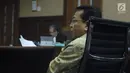 Terdakwa dugaan korupsi proyek e-KTP, Setya Novanto menjawab pertanyaan saat menjadi saksi pada sidang lanjutan di Pengadilan Tipikor, Jakarta, Kamis (22/3). Sidang mendengar kesaksian terdakwa. (Liputan6.com/Helmi Fithriansyah)