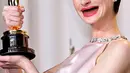Senyuman Aktris cantik Anne Hathaway ketika menerima piala Oscar. Artis ini telah membintangi beberapa film layar lebar diantaranya film Batman The Dark Knight Rises. (Instagram@actresseswithoutteeth)
