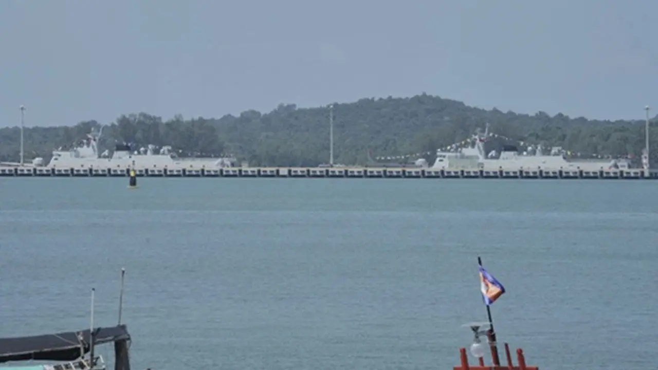 Kapal perang China berlabuh di Pangkalan Angkatan Laut Ream di Sihanoukville, Kamboja, Sabtu (5/4/2025).