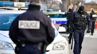 Polisi Prancis melakukan penyelidikan setelah seorang tahanan dibawa kabur dua orang bersenjata, Senin 28 Januari 2019 (AFP/Gerard Julien)