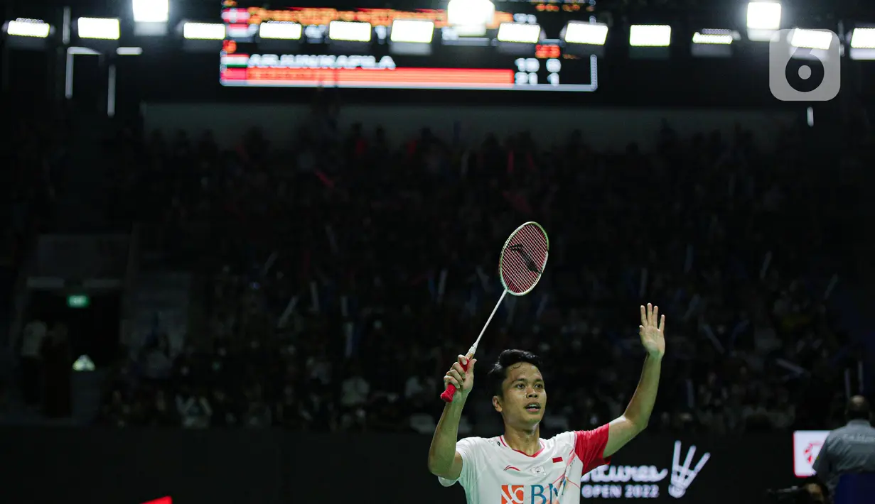 Pebulu tangkis tunggal putra Indonesia Anthony Sinisuka Ginting menyapa penonton saat melawan tunggal putra Denmark Hans Kristian Solberg Vittinghus dalam babak 16 besar East Ventures Indonesia Open 2022 di Istora Senayan, Jakarta, Kamis (16/6/2022). Anthony Ginting berhasil melaju ke perempat final setelah menang 21-17, 21-9. (Liputan6.com/Faizal Fanani)