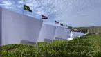 Nama-nama yang meninggal karena COVID-19 menutupi bendera putih sebagai bagian dari protes kebijakan kesehatan pemerintah di luar Kongres Nasional, Brasilia, Jumat (15/10/2021). Sebanyak 600 bendera, masing-masing dengan nama seseorang, mewakili 600.000 total korban meninggal (AP Photo/Eraldo Peres)
