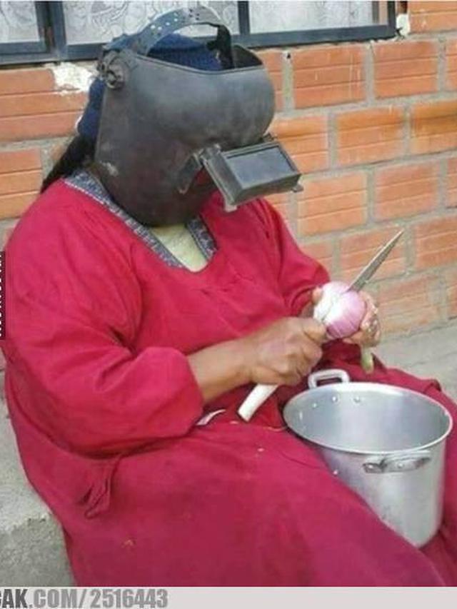 6 Kelakuan Emak-Emak Pakai Helm saat Masak Ini Kocak - Hot ...