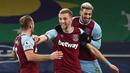 Gelandang West Ham United, Tomas Soucek (tengah) melakukan selebrasi bersama rekan setim usai mencetak gol ke gawang Everton dalam laga lanjutan Liga Inggris 2020/21 pekan ke-17 di Goodison Park, Jumat (1/1/2021). West Ham United menang 1-0 atas Everton. (AFP/Jan Kruger/Pool)