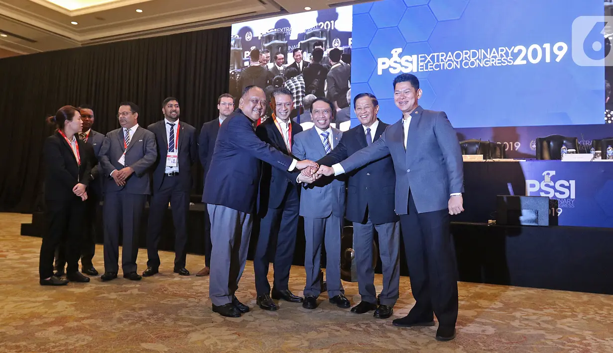 Menpora Zainudin Amali didampingi Ketua Komite Olimpiade Indonesia (KOI) Raja Sapta Oktohari, dan Komite Olahraga Nasional Indonesia (KONI) Marciano Norman seusai membuka Kongres Luar Biasa (KLB) Pemilihan PSSI di Hotel Shangri-La, Jakarta, Sabtu (2/11/2019).(Liputan6.com/Herman Zakharia)
