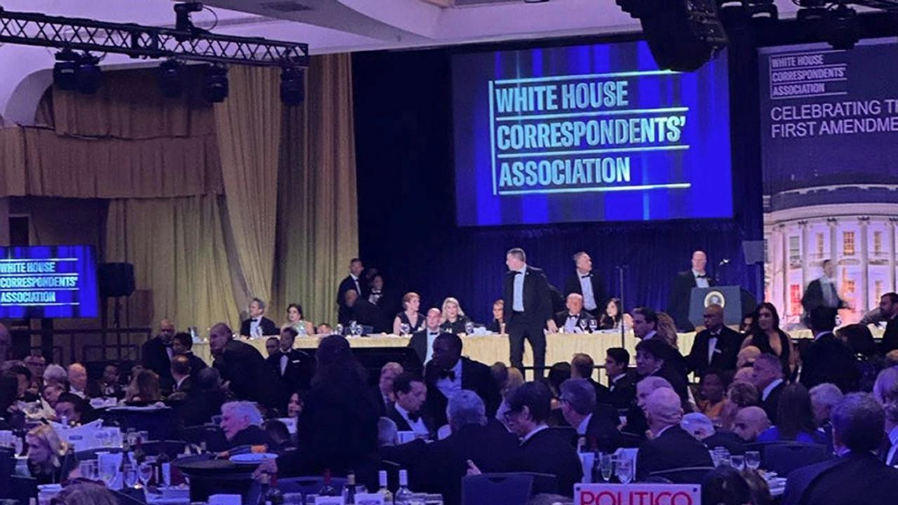 FOTO: Trump Dievakuasi Saat Tembakan Terdengar di Acara WHCA