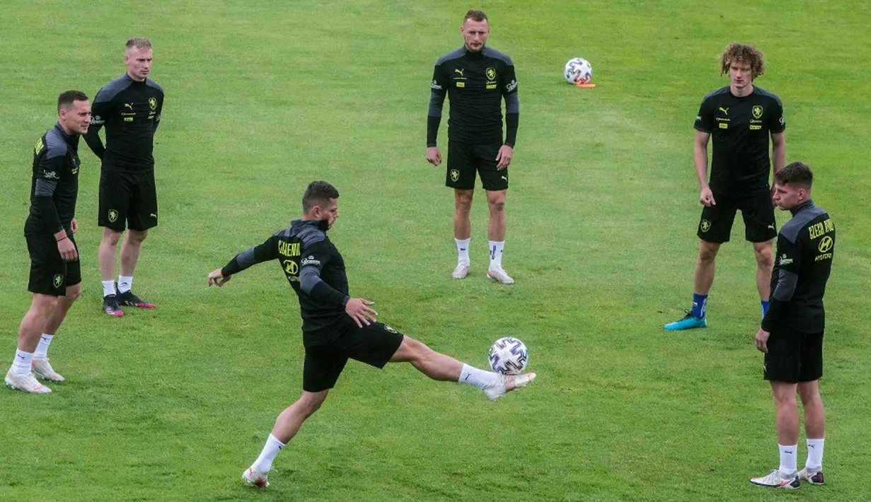 Para pemain Republik Ceko mengambil bagian dalam sesi latihan di base camp mereka di Praha, Republik Ceko, Kamis (1/7/2021). Republik Ceko akan melawan Denmark pada perempat final Euro 2020. (Michal Cizek/AFP)