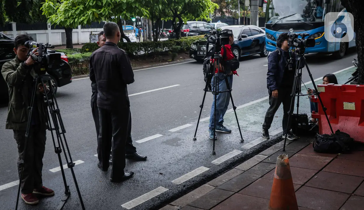 Awak media mengambil gambar bagian depan gedung sementara tempat para komisioner Komisi Pemilihan Umum (KPU) bekerja, tepat di sebelah Kantor KPU Pusat, Jakarta, Kamis (9/1/2020). Sebelumnya, Komisioner KPU Wahyu Setiawan ditangkap dalam OTT KPK pada Rabu 8 Januari 2020. (Liputan6.com/Faizal Fanani)