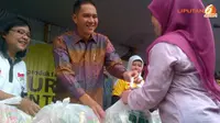 Ikut Bagikan Sembako Murah, Mendag: Sabar Ya Bu