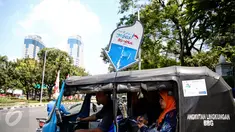 Seorang warga menaiki bajaj bahan bakar gas (BBG) gratis dikawasan Monas Jakarta, Rabu (17/8). Program bajaj gas gratis ini akan berlangsung mulai tanggal 14-20 Agustus 2016. (Liputan6.com/Faizal Fanani)