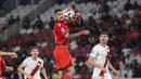 Pemain Persija Jakarta, Maxwell Souza tidak dapat menjangkau umpan bola saat melawan Persis Solo pada laga pekan ke-30 BRI Super League musim ini di Stadion Utama Gelora Bung Karno (SUGBK), Jakarta, Senin (27/04/2026) malam WIB. (Bola.com/Abdul Aziz)