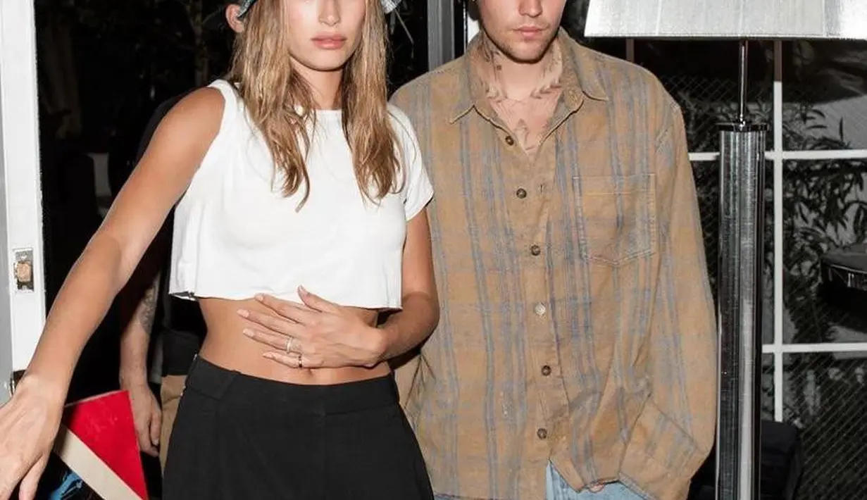 Gak harus pakaian, kamu bisa kenakan item fashion yang memiliki motif serasi. Seperti Hailey dan Justin satu ini yang tampak serasi dengan kemeja dan bucket hat motif plaid. (Instagram/justinbieber).