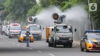Sebuah mobil gunner spraying menyemprotkan cairan disinfektan di kawasan Serpong, Tangerang Selatan, Sabtu (2/5/2020). Penyemprotan oleh petugas gabungan dari PMI, TNI, dan Polri ini untuk mencegah penyebaran COVID-19. (Liputan6.com/Fery Pradolo)