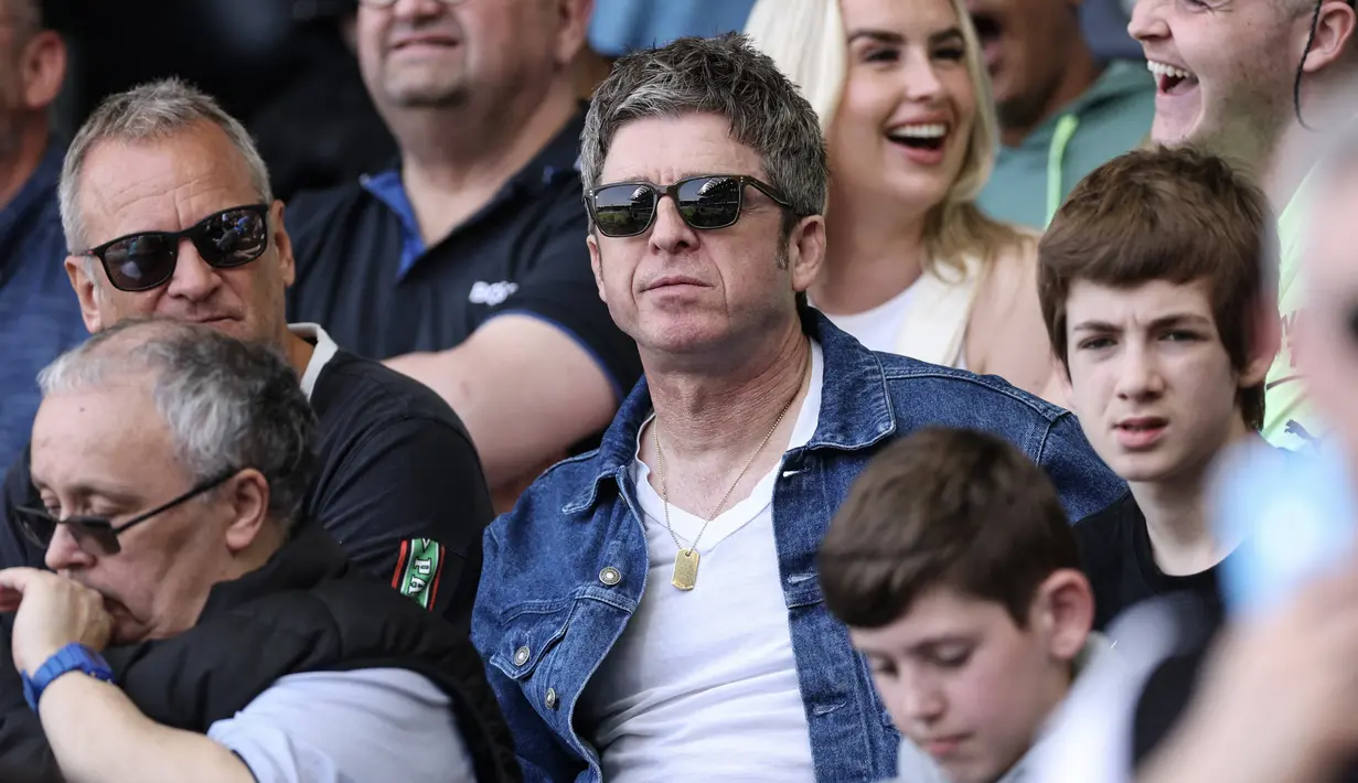 Mantan personil band Oasis, Noel Gallagher, menyaksikan langsung pertandingan antara Manchester City vs Fulham pada laga pekan ke-37 Premier League di Craven Cottage, Sabtu (11/5/2024). City menang empat gol tanpa balas. (AFP/Adrian Dennis)