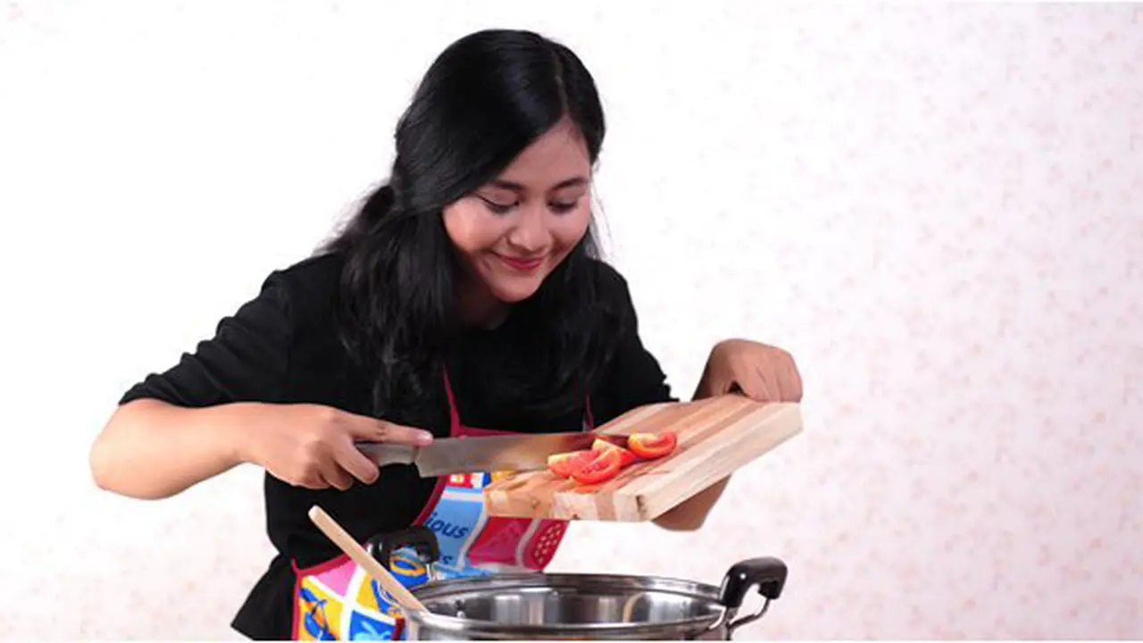 Menghangatkan sayur/Foto: copyright Dephotology (@kukuhphoto)