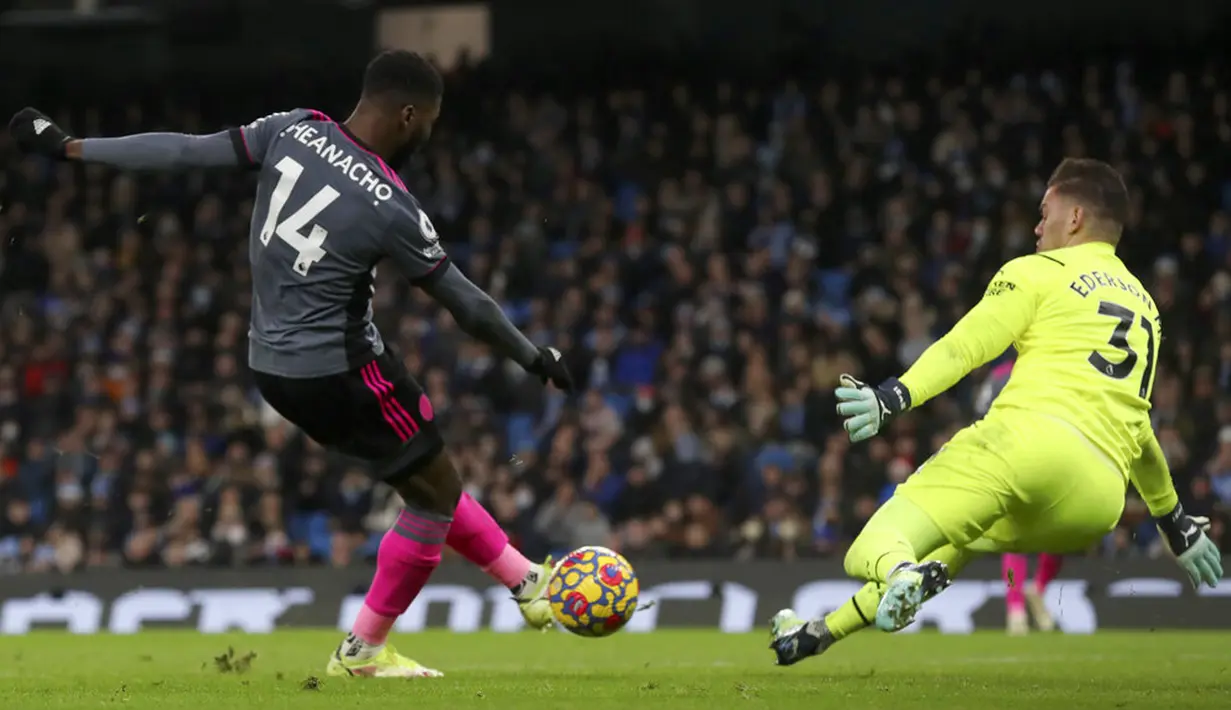Pemain Leicester City Kelechi Iheanacho mencetak gol ke gawang Leicester City pada pertandingan sepak bola Liga Inggris di Etihad Stadium, Manchester, Inggris, Minggu (26/12/2021). Manchester City menang 6-3. (AP Photo/Scott Heppell)