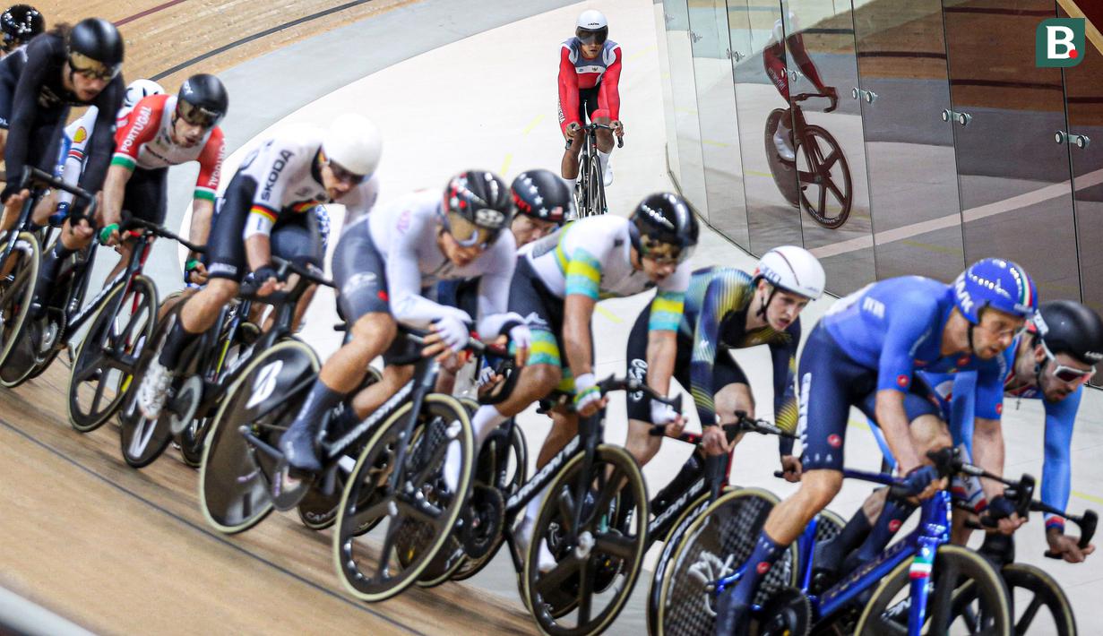 Tim balap Sepeda Indonesia, Terry Yudha Kusuma (atas) tereliminasi saat berkompetisi pada nomor elimination race putra UCI Track Nations Cup 2023 di Jakarta International Velodrome, Rawamangun, Jakarta, Minggu (26/02/2023). (Bola.com/Bagaskara Lazuardi)